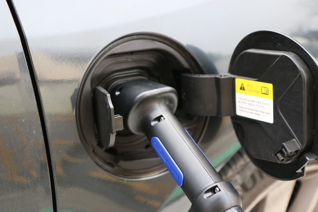 electric-cars-1068918_1280